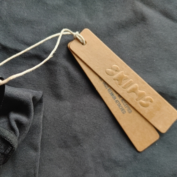 SKIMS Essential Scoop Neck Bodysuit - Picture 6 of 15